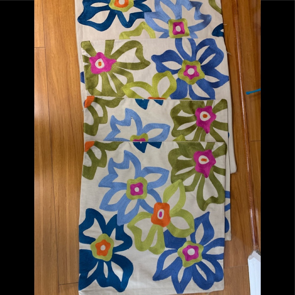 Crate & barrel 20x20  pillow cases (4)